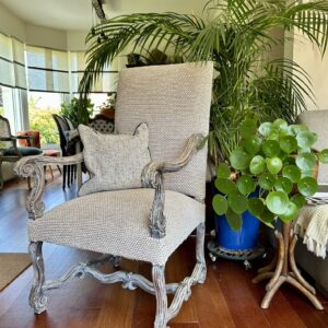 Fauteuil Louis XIII blanc texturé et épuré dossier haut - Pièce unique