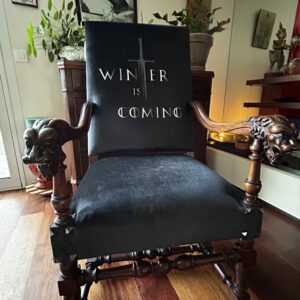 Fauteuil médiéval fantastique ancien entièrement restauré inspiré de l’univers Game of Thrones