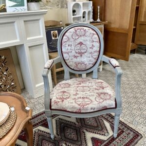 Fauteuil Louis XVI gris perle aux inspirations toile de Jouy revisitées