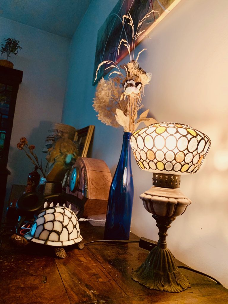 image L’attribut alt de cette image est vide, son nom de fichier est Lampe-Art-Deco-768x1024.jpg.