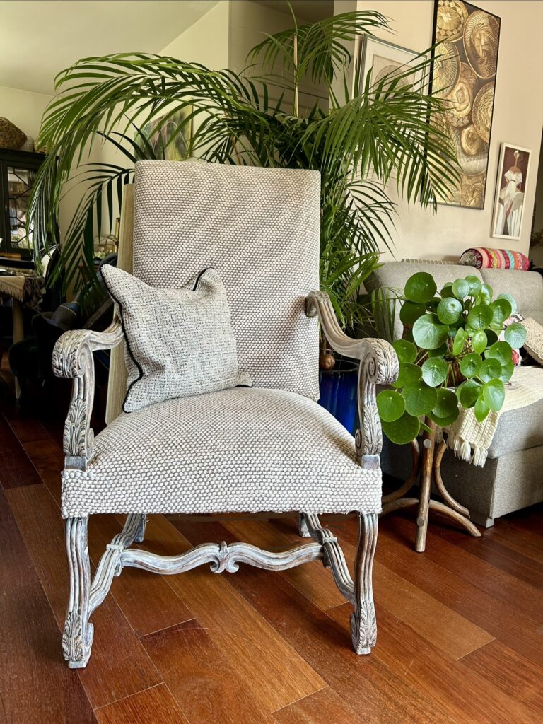 Fauteuil Louis XIII blanc texturé et épuré dossier haut - Pièce unique