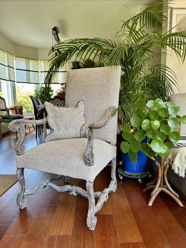 Fauteuil Louis XIII blanc texturé et épuré dossier haut - Pièce unique