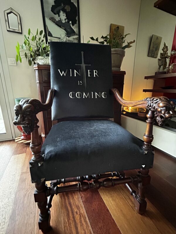 Fauteuil médiéval fantastique ancien entièrement restauré inspiré de l’univers Game of Thrones
