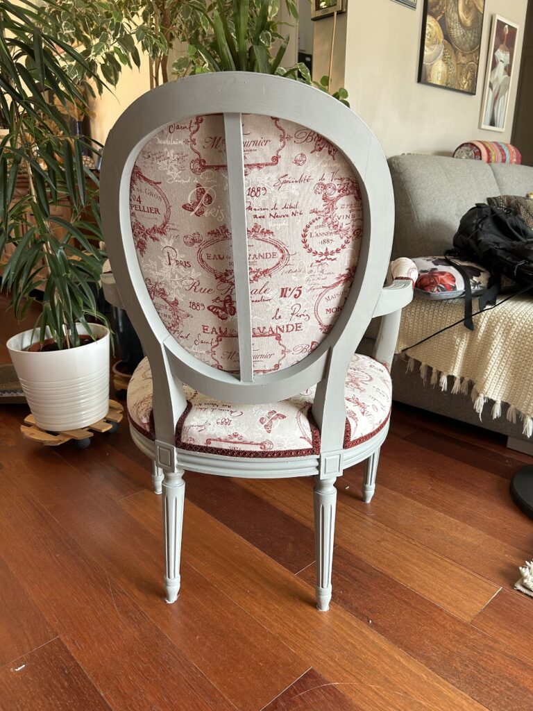 Fauteuil Louis XVI gris perle aux inspirations toile de Jouy revisitées