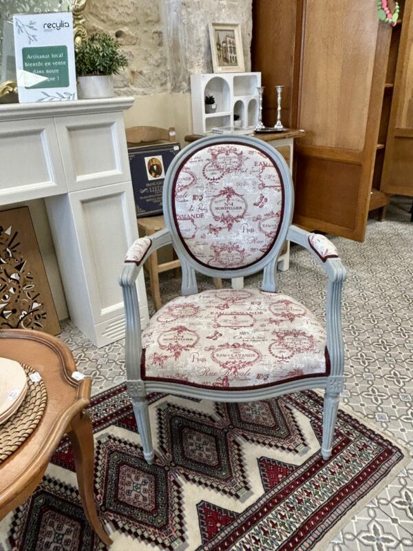 Fauteuil Louis XVI gris perle aux inspirations toile de Jouy revisitées