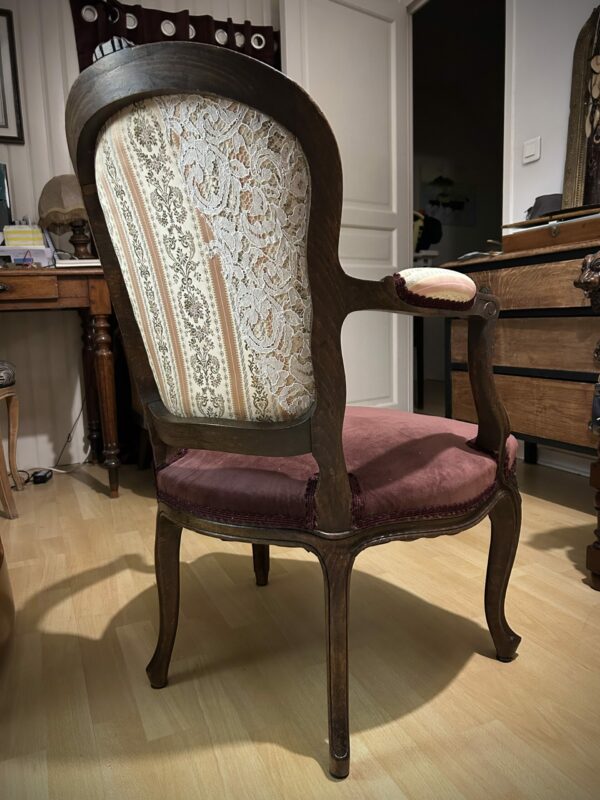 Paire de cabriolets Louis XV prune et dentelles